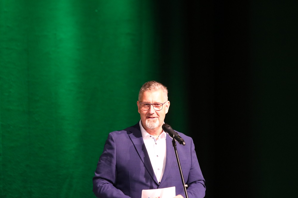 Die Geschichte der beiden Protagonisten zeigt, dass ein gutes Ende meist dort beginnt, wo man gemeinsam anpackt, zusammenhält und Stärken miteinander verbindet. Genau das ist auch das Prinzip, das uns in der Kommunalen Arbeitsgemeinschaft (KAG) für ein Oberzentrum Südthüringen leitet“, so Alexander Brodführer, Bürgermeister der Stadt Schleusingen und Vorsitzender der KAG. / Quelle: Steffen Bickel