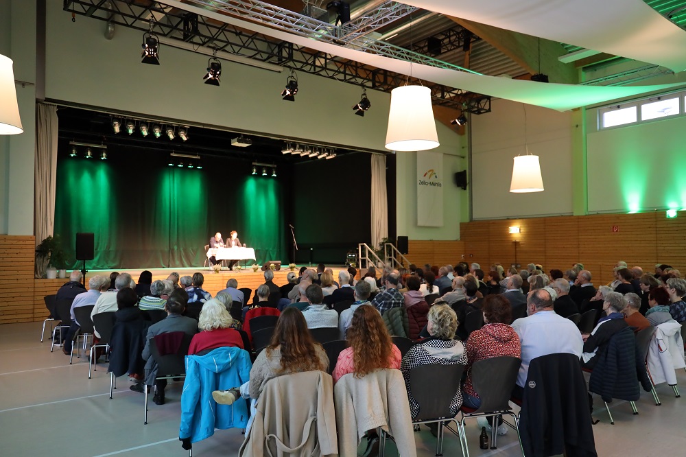 Witz, Spannung und Applaus: Rund 120 Gäste erlebten am Samstag in der Arena „Schöne Aussicht“ in Zella-Mehlis eine szenische Lesung, die Literatur und Kabarett vereinte / Quelle: Steffen Bickel