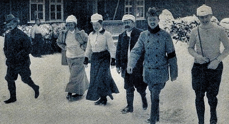 Links hinter Herzog Carl-Eduard unser Dr. Weidhaas Links hinter Herzog Carl-Eduard unser Dr. Weidhaas