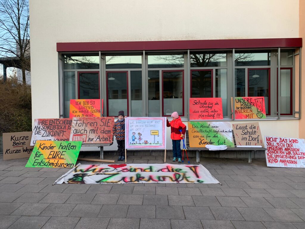 Plakate für den Erhalt der Grundschule Oberhof – Grafik in Galerie öffnen