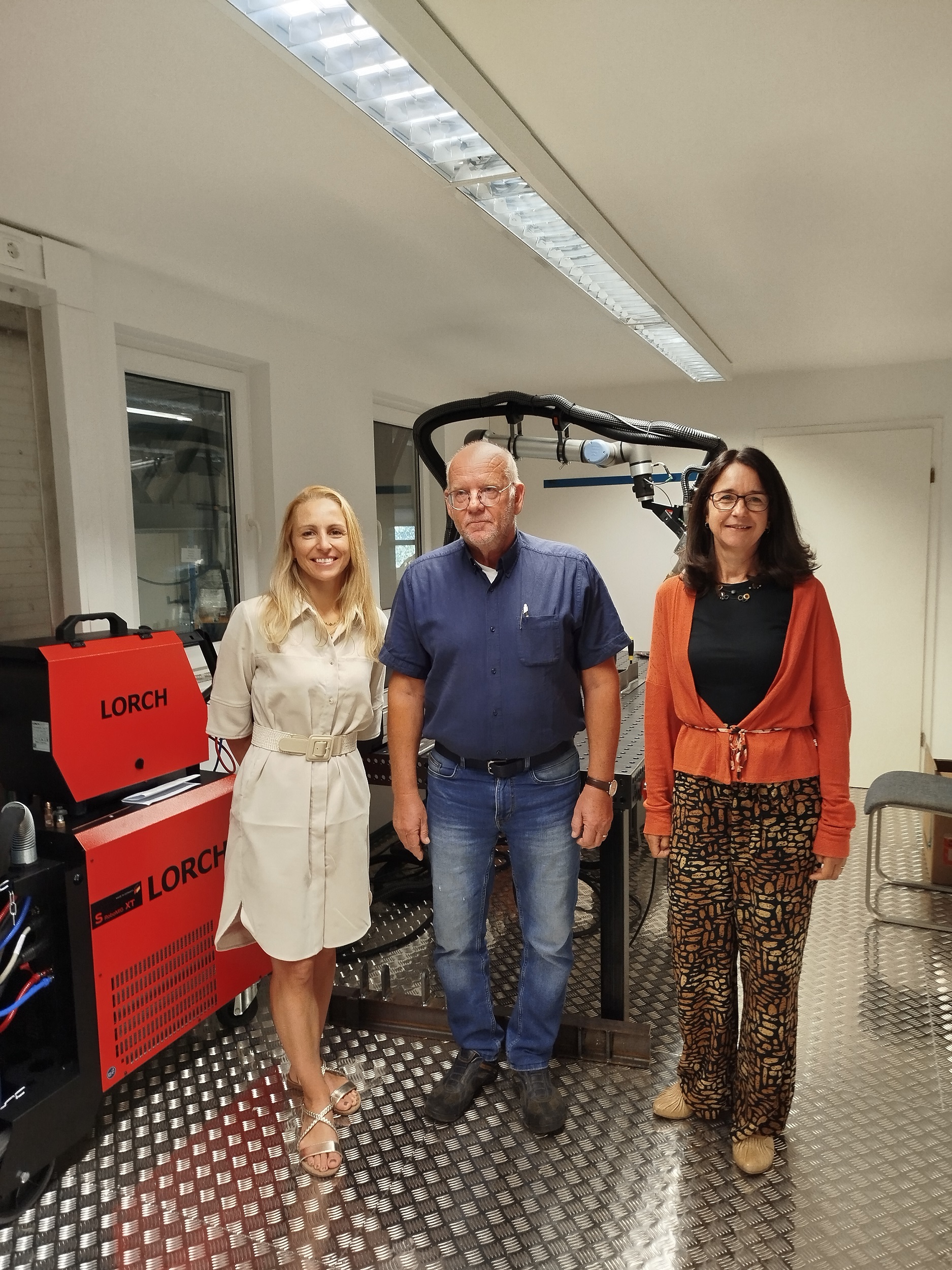 Um die Zukunftsfragen des Unternehmens aufzugreifen, war die Arbeitsgruppe Wirtschaftsförderung der Kommunalen Arbeitsgemeinschaft (KAG) Oberzentrum Südthüringen zu Gast. V. l. n. r.: Estelle Gutberlet (Wirtschaftsförderung Zella-Mehlis), Paul Peter Edmund Beike (Geschäftsführer LASOtech), Tina Gellert (Wirtschaftsförderung Suhl). / Quelle: Tina Gellert