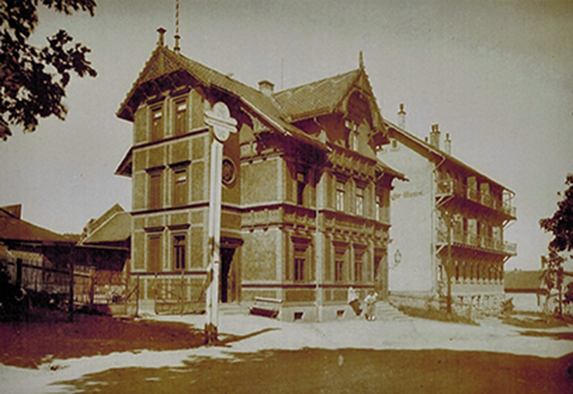 Kaiserliches Postamt Oberhof mit Schneehöhenmesser von 1889