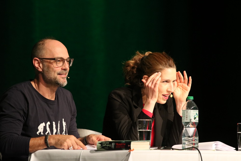 Besonders die Interaktion zwischen Volker Klüpfel und Christine Prayon sorgte für viele heitere Momente. / Quelle: Steffen Bickel