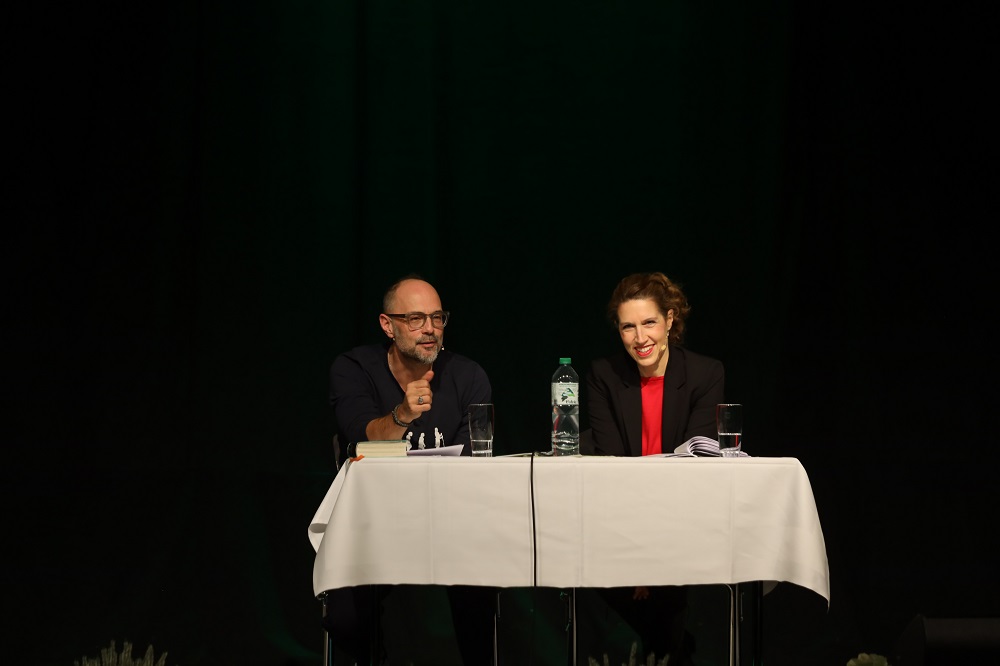 Besonders die Interaktion zwischen Volker Klüpfel und Christine Prayon sorgte für viele heitere Momente. / Quelle: Steffen Bickel