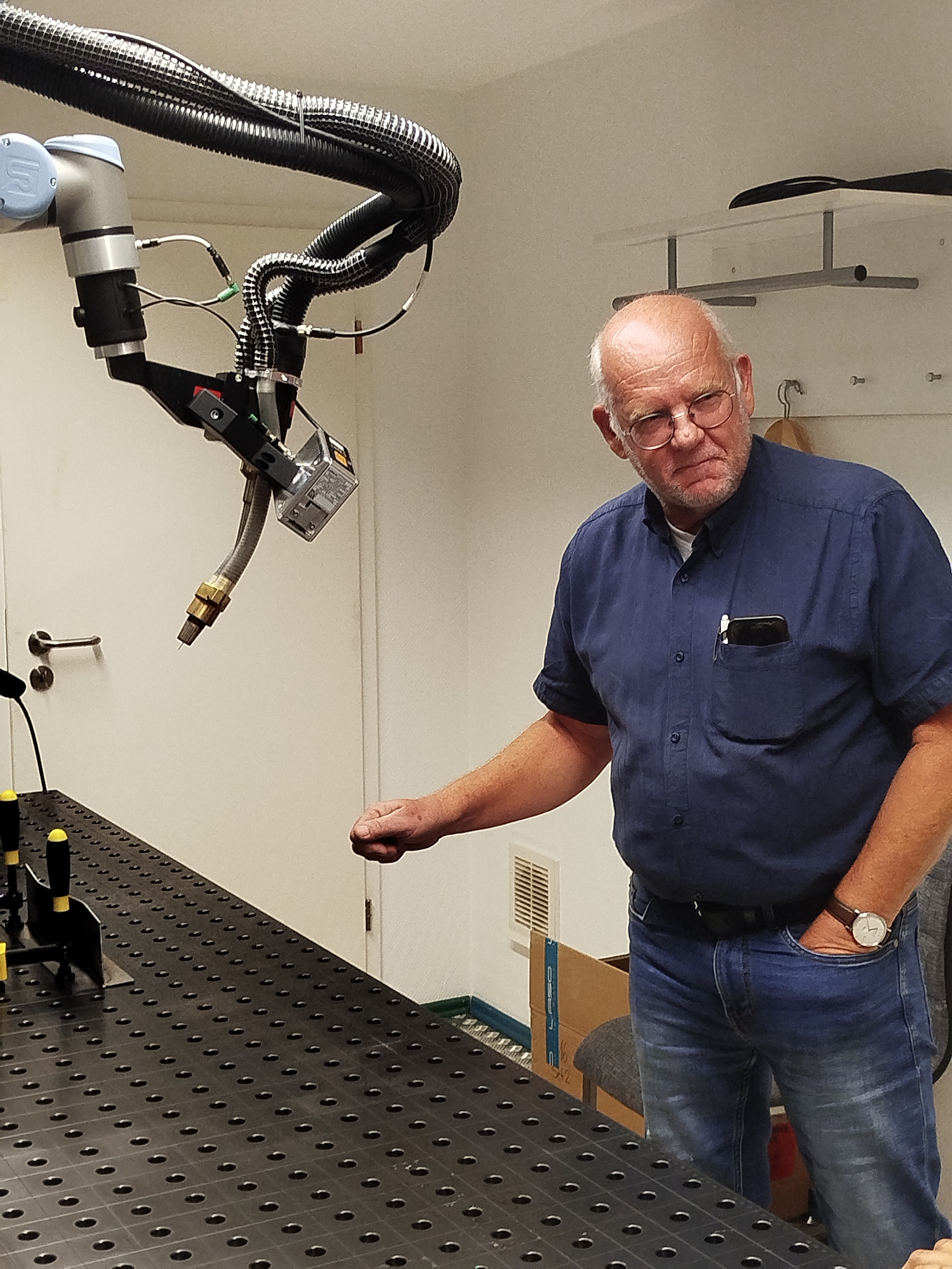 Geschäftsführer Peter Paul Edmund Beike präsentiert eine Neuentwicklung die in Kooperation mit der Firma Lorch entsteht: Auf Basis der Schweißtechnik von Lorch und dem Einsatz von Cobots (kollaborative Schweißroboter) entwickelt LASOtech Schweißzellen, die Routinearbeiten automatisiert übernehmen und damit einen Beitrag zur Abfederung des Fachkräftemangels leisten. / Quelle: Tina Gellert