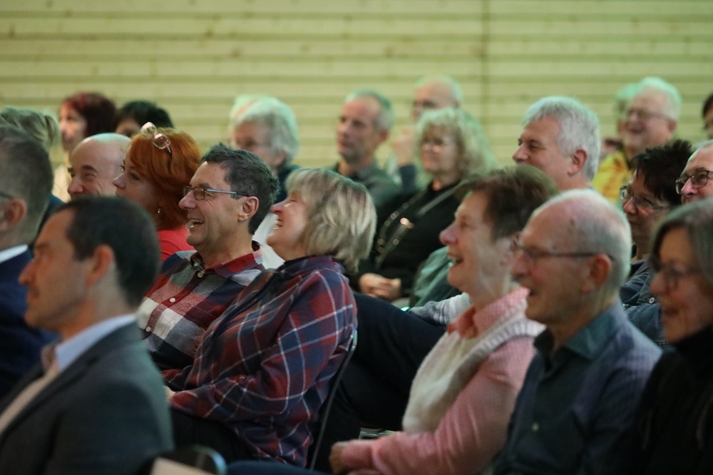 Die Reaktionen des Publikums haben gezeigt, dass die Künstler die Gäste sehr gut mitgenommen haben: „Es war ein richtig toller Nachmittag, die Künstler haben das Buch hervorragend „gelesen“/gespielt. Es war amüsant und fesselnd zugleich“, sagte ein Gast nach der Lesung. / Quelle: Steffen Bickel