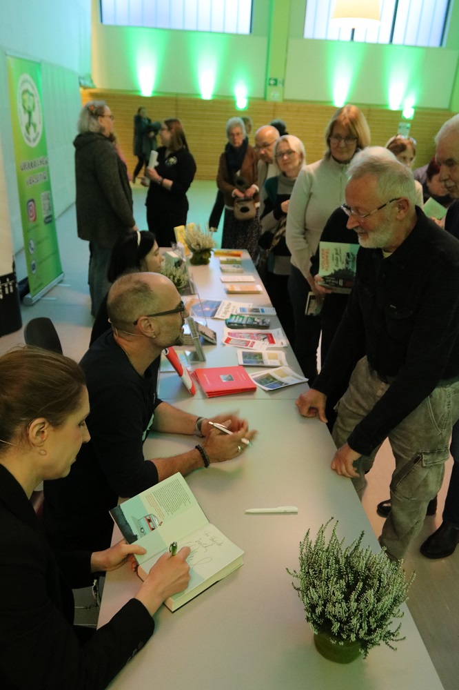 Nach der Lesung nahmen sich die beiden Künstler Zeit für Gespräche und Signierwünsche. / Quelle: Steffen Bickel